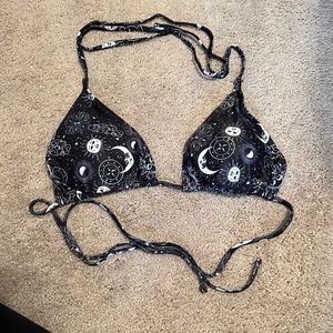 black and white bikini top, never worn, size 1XL.